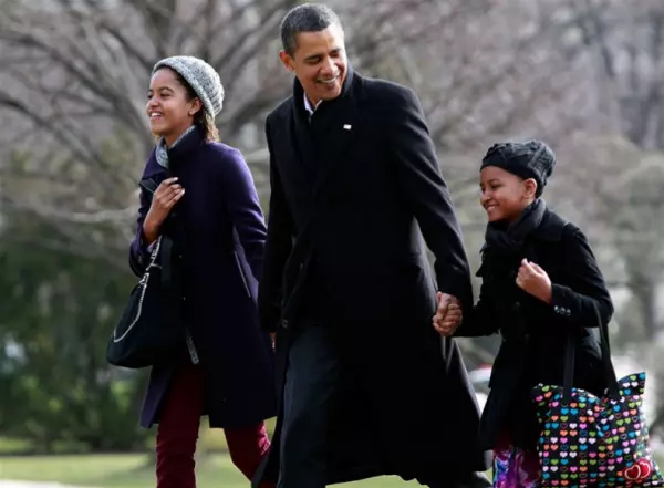 Барак-Обама-с-дочерьми Обама впал в детство