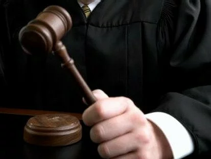 молоток-судьи43576 Президенту Кыргыстана предъявлены обвинения в двух уголовных преступлениях