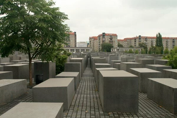 039 Вандалы осквернили памятники жертвам Холокоста в Польше