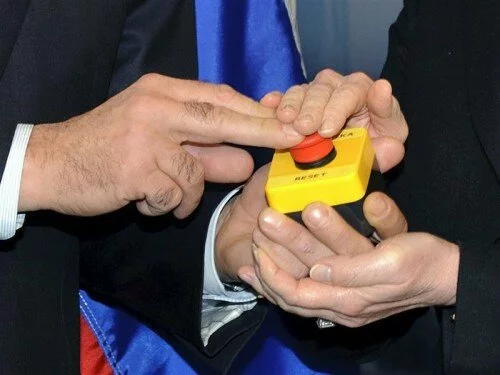 Клинтон подарила Лаврову символическую кнопку, нажатие на которую означало перезагрузку внешнеполитических отношений между США и Россией