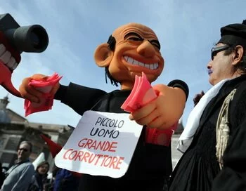 31 Итальянские демонстранты обвиняют Берлускони в уходе от правосудия
