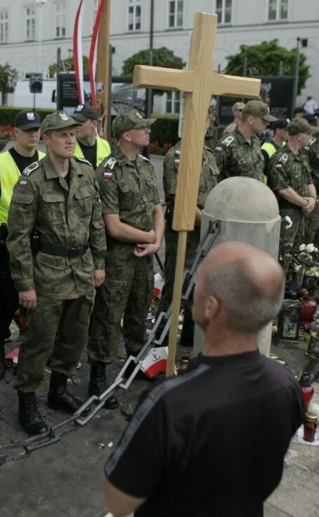 4c609da925d45.image_1 Польские демонстранты требуют убрать крест в память о покойном президенте Лехе Качиньском