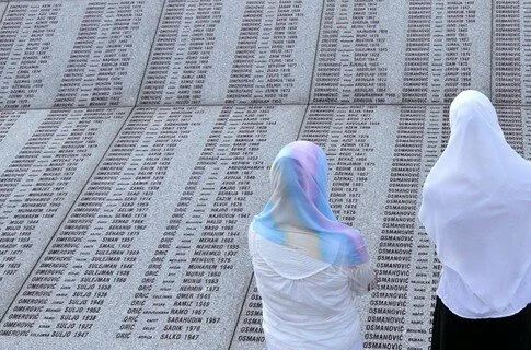 821 Правительство Сербии предлагает извиниться за массовые убийства в Сребренице
