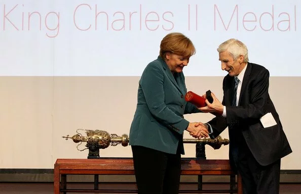 Angela+Merkel+Receives+King+Charles+II+Medal+Ggl-KWDXAtyl Ангела Меркель получила медаль Королевского научного общества Чарльза II