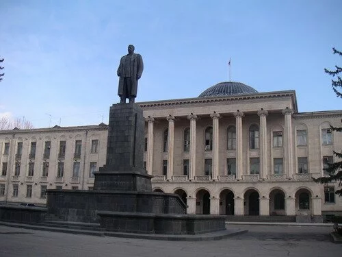 Goristatue_view Памятник Сталину убрали с центральной площади его родного города Гори