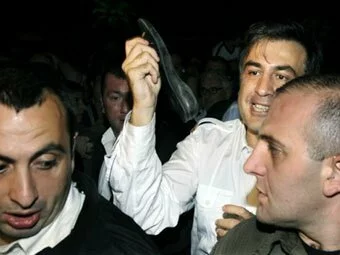 Михаилу Саакашвили попали ботинком в голову