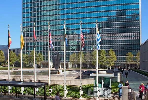 UN-Flags_8870 Елизавета II выступила на Генассамблее ООН впервые за полвека