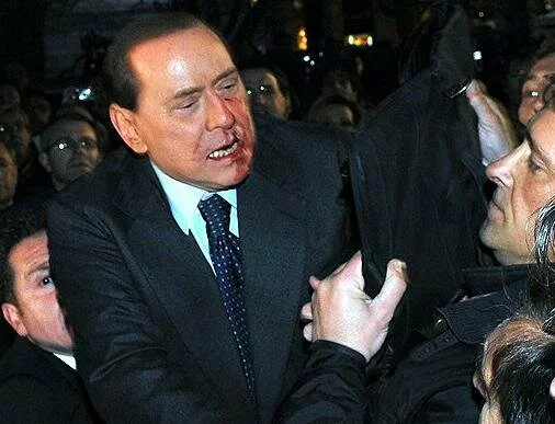  В Италии совершено нападение на Сильвио Берлускони