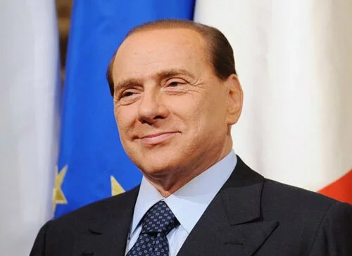 berluskoni07 Люди в фиолетовом продолжают давить на Берлускони