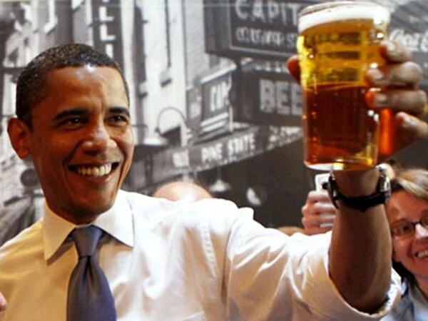 djhxcgup Обама варит пиво и угощает избирателей