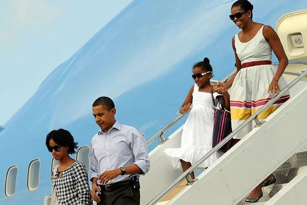 e2l3dgym Обама с семьей поехал на острова