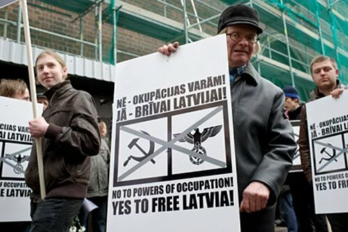 В Латвии окончательно запрещают флаги СССР