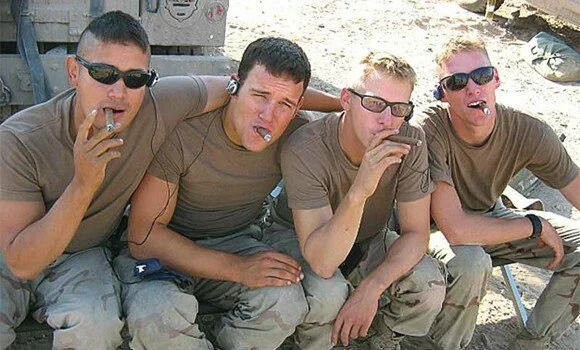 soldierscigars071009 Бывший генерал США принес свои извинения за оскорбление голландских гомосексуалистов