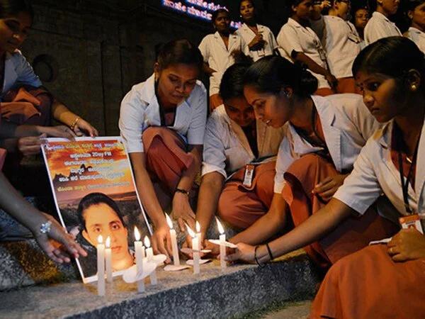 y0tc5dms В Индии похоронили медсестру, которая стала жертвой ди-джеев